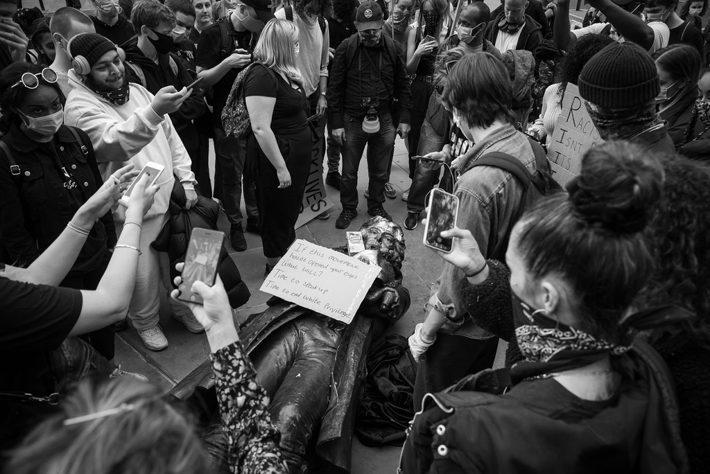 Juni 2020: Menschen umringen die gestürzte Statue des Sklavenhändlers Edward Colston während des Black Lives Matter-Protests in Bristol.  Keir Gravil, Flickr.  © CC-BY-NC-SA 2.0